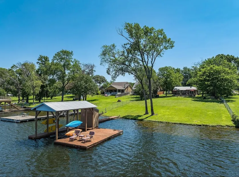 Charming Lake Athens Waterfront Cottage - Image 1