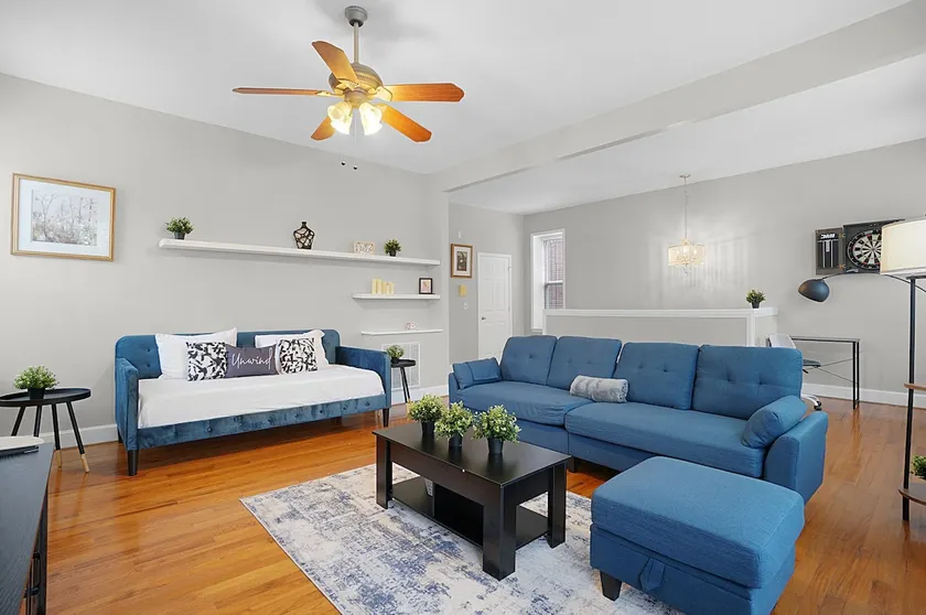 Spacious 3-Bedroom with King Bed & Prime Location - Image 1
