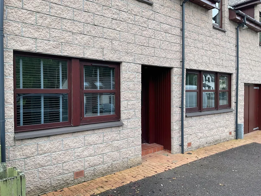 Riverside Apartment - Image 1