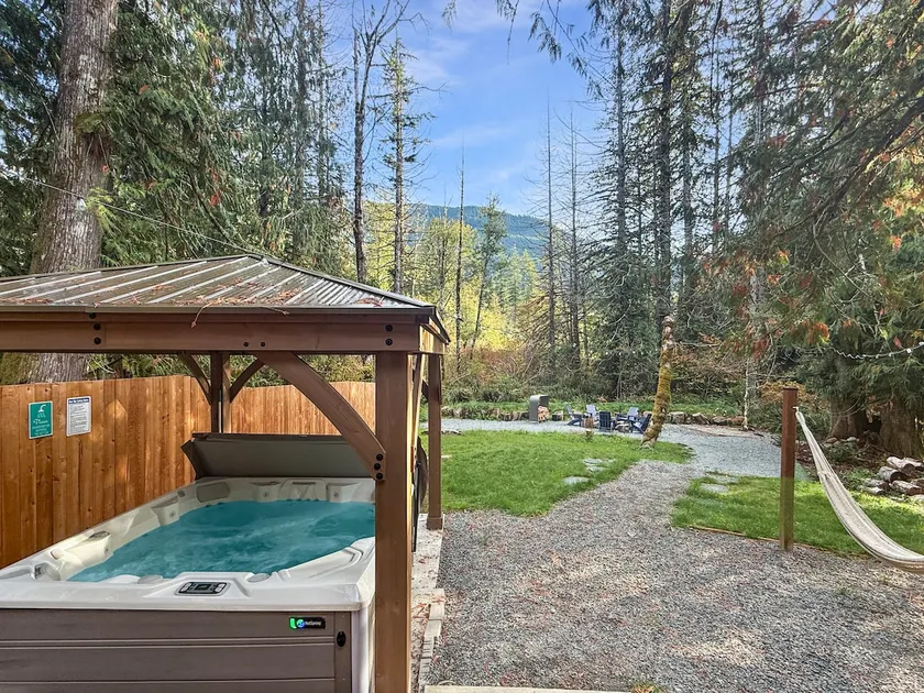 180° Views • Hot Tub • 2 Kings • Play Yard •AC• EV - Image 1
