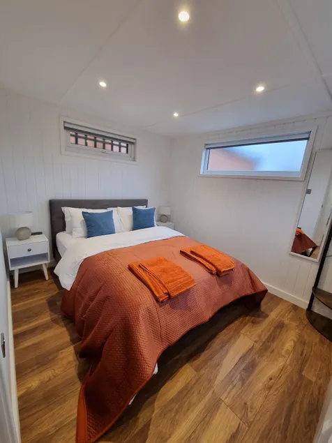 Cheltenham Annexe, free parking, near racecourse - Image 1