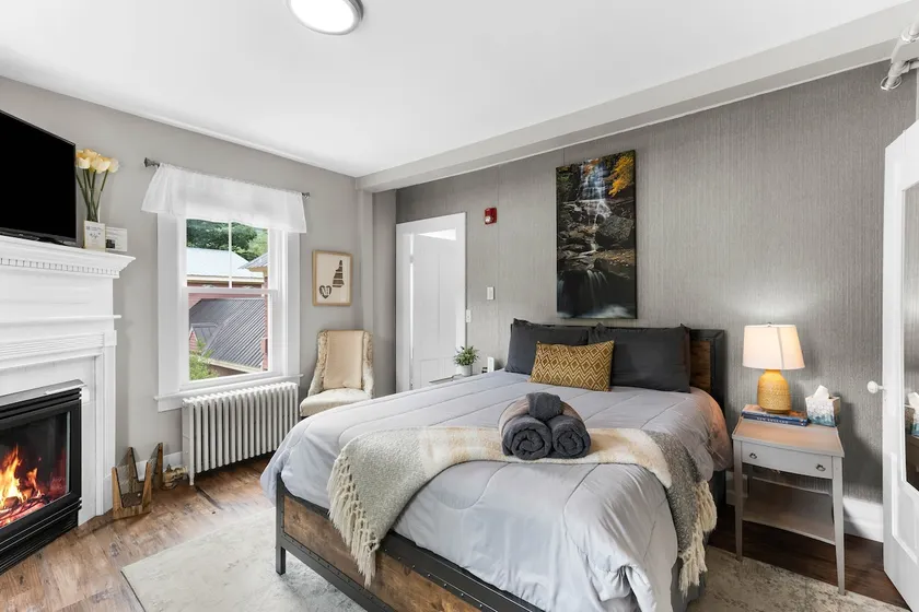 Cozy Queen, Jet Tub & Fireplace, Boutique Inn - Image 1