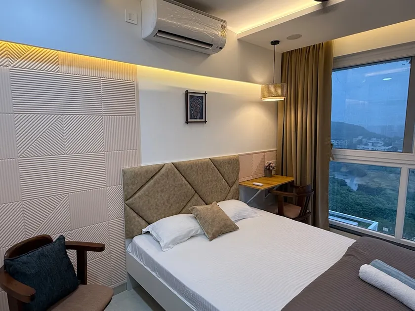 Bay: Private Plush Studio with Hill & Pond View - Image 1