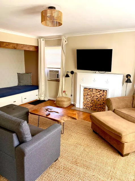 Simply 1Bd Between Airport and Downtown - Image 1