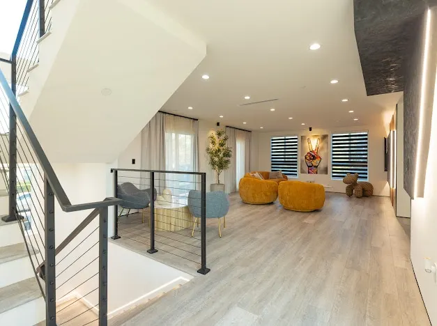 Sherman Oaks Gateway! - Image 1
