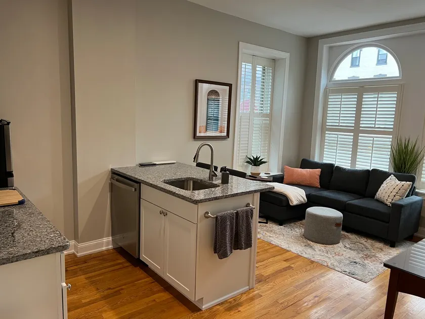 Riverwalk Queen 1 BR 914 n 2nd In Front 1 parking - Image 1