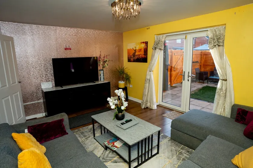 Entire Home 1 min walk-LFC free car park,LIVERPOOL - Image 1