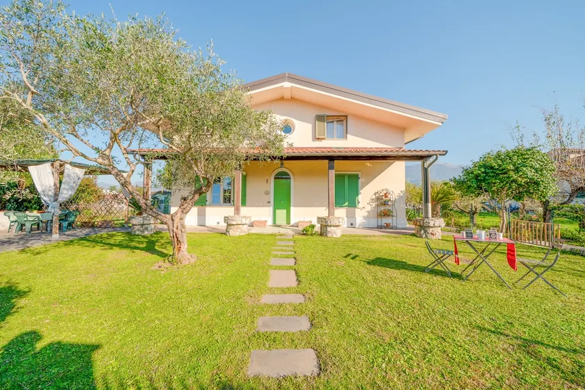 Apartment in a villa with an exclusive garden - Image 1