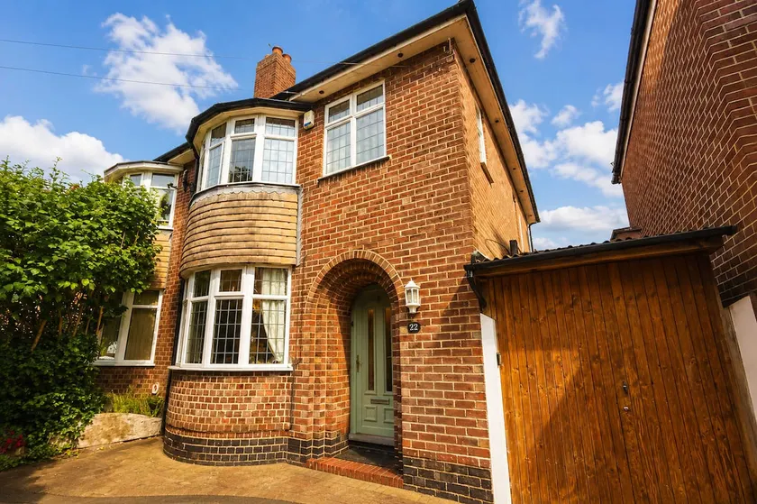 Huge 4 Bed Family Home in Derbyshire with Parking - Image 1