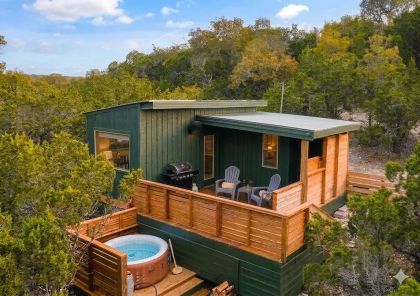 The Treescape cabin *Hot tub, fire pit, deck! - Image 1