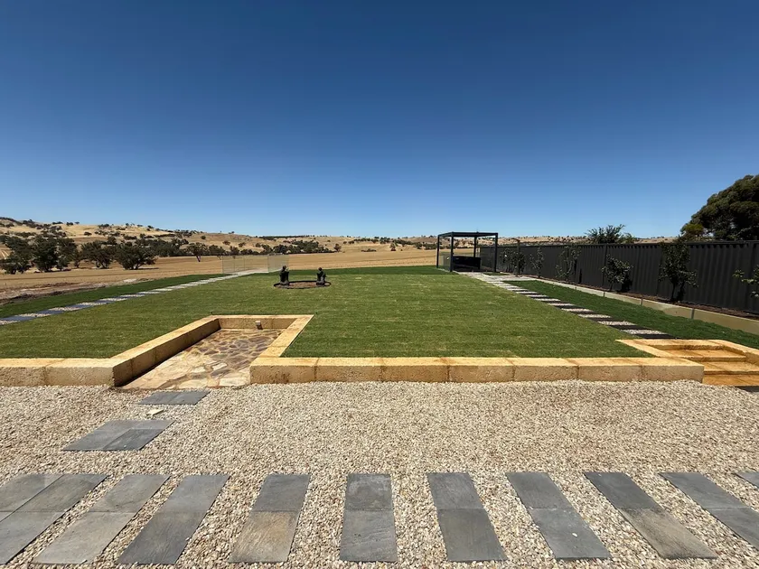 Modern Retreat with Stunning Panoramic Views - Image 1