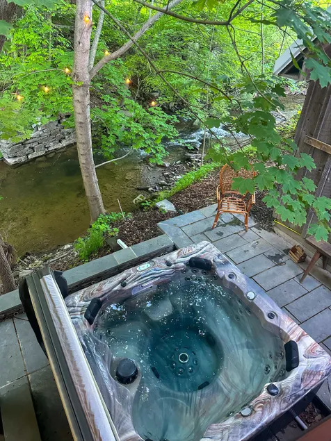 Luxury retreat w/ scenic creekside hot tub - Image 1