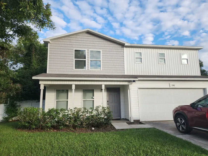 Bright, Sunny home * 5 miles from Mermaid Park! - Image 1