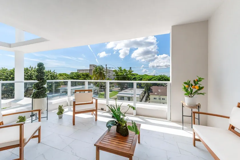 Modern 2BR Apt w/Pool, near downtown & beach - Image 1