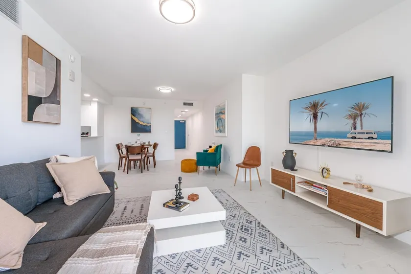 Modern 2BR Apt w/Pool, near downtown & beach - Image 1