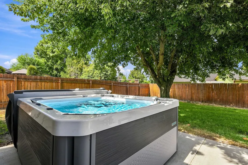 Hot tub | Large back yard | Dog friendly, NO FEE! - Image 1