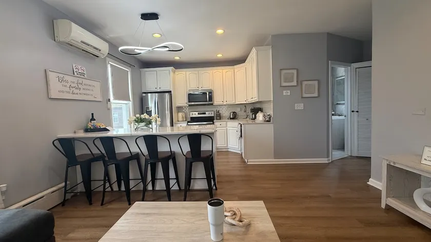 Modern 2BR Sleeps 6 | Free Parking | Near Metro - Image 1