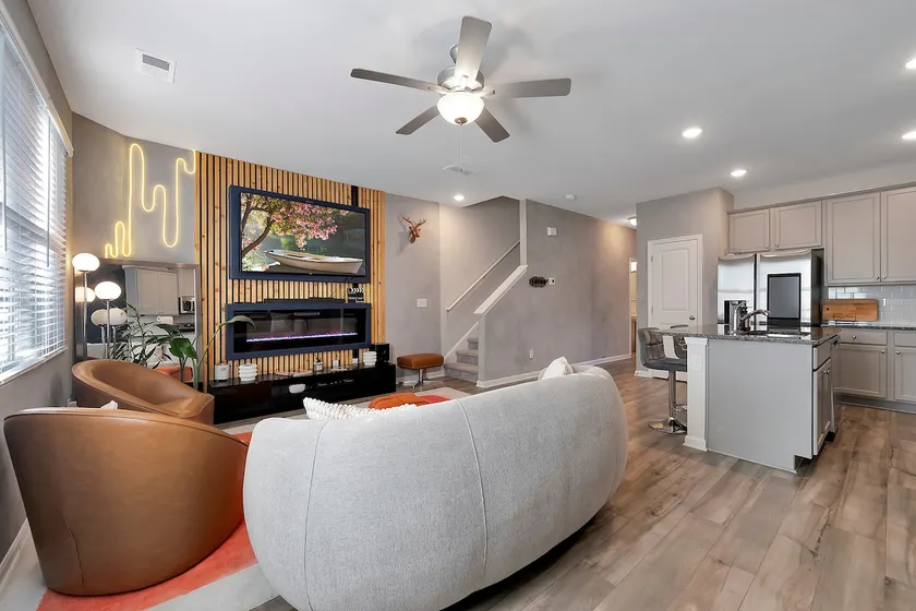 Electric & Vibrant Home |15 min from Mercedes Benz - Image 1