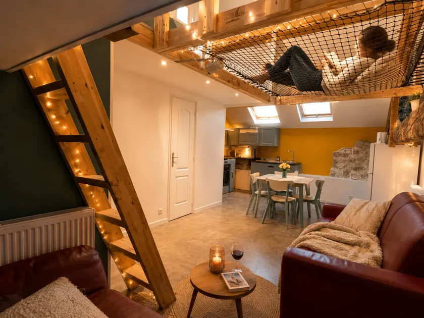 Le Perchoir • Loft with hanging net near the lake - Image 1