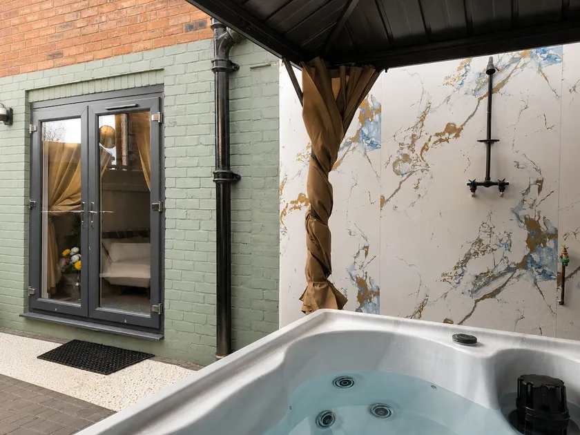 The Cloud House @ Hoole Chester with Hottub - Image 1