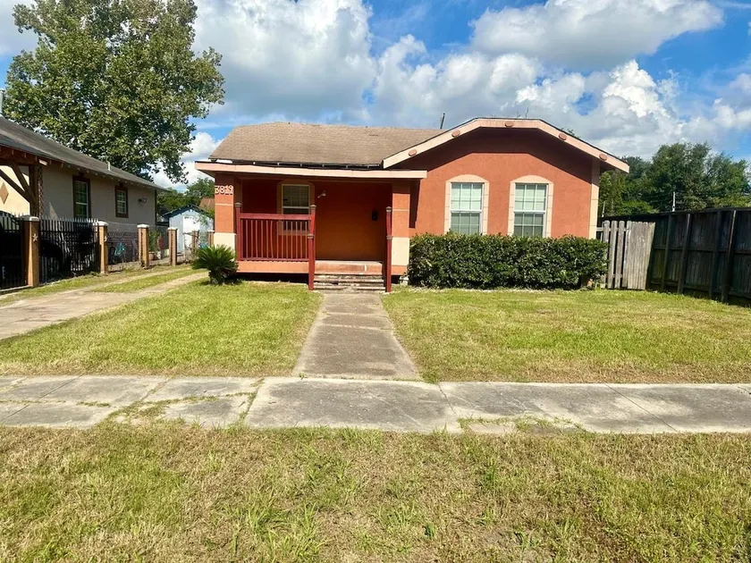 House with ample parking - Image 1