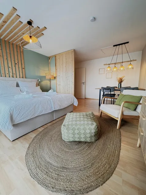 Urban Gem / 2 King-Size Beds / Balcony / 6 Min to the Lake - Image 1