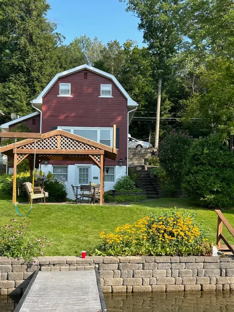 Tranquil waterfront retreat - Image 1