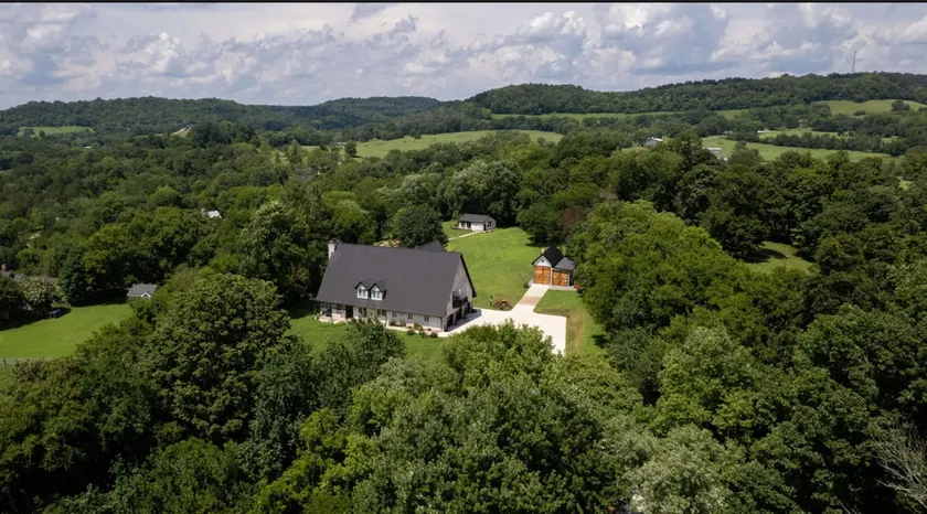 Luxury Estate on 10 Acres - Image 1
