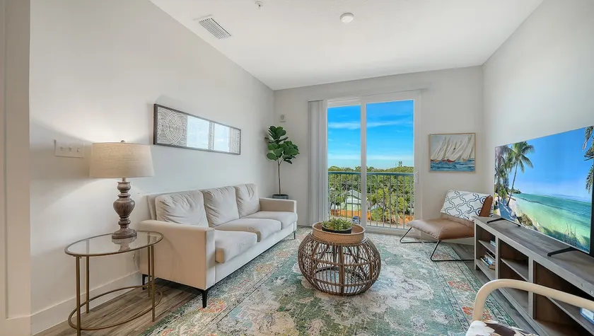Vibrant Downtown Apartment - Image 1