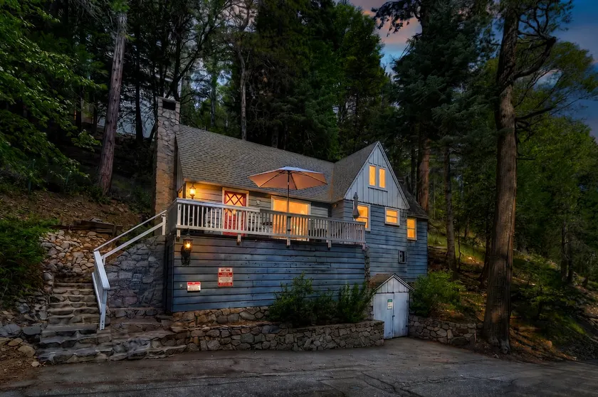 Cozy Pine Cottage–Lake Pass-Walk to Lake & Village - Image 1