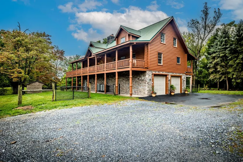 Cozy Log Lodge. Hot Tub. Jacuzzi - Image 1