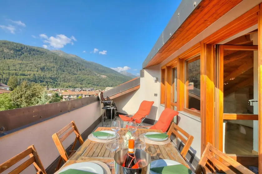 Sunny Penthouse with Mountain View - Happy Rentals - Image 1