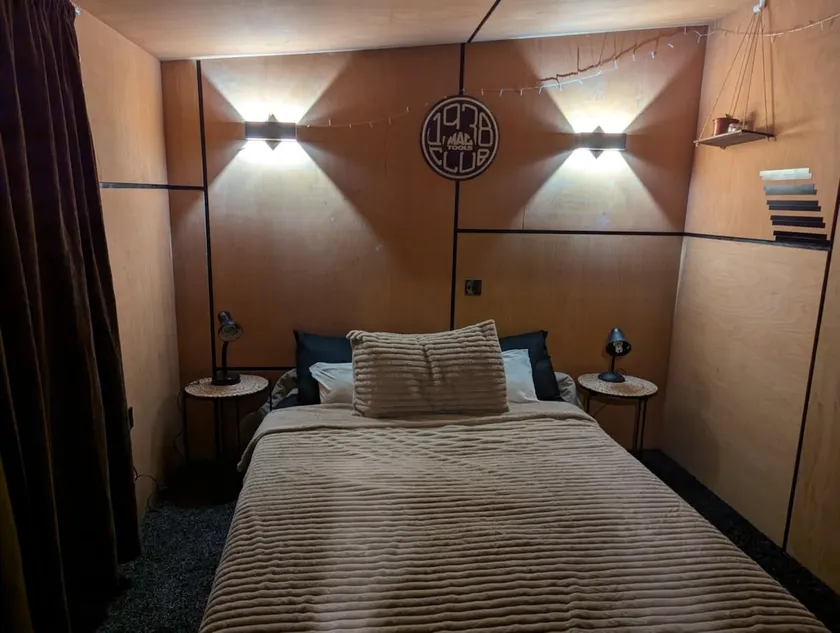 Converted shed with double bed and free parking - Image 1