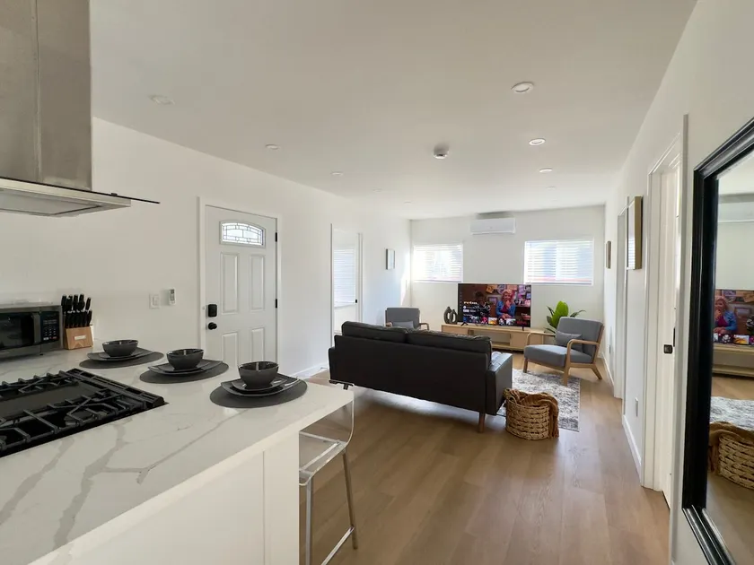 Bright and Breezy Retreat +Gated Parking/ Beach/DT - Image 1
