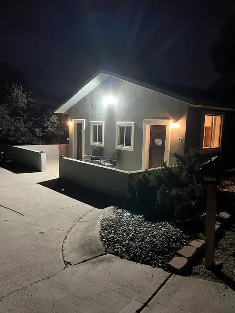 Dewey Guest House - Image 1