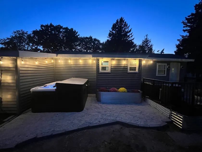 Sandy Cheeks Hideaway~1 mile from beach~HOT TUB - Image 1