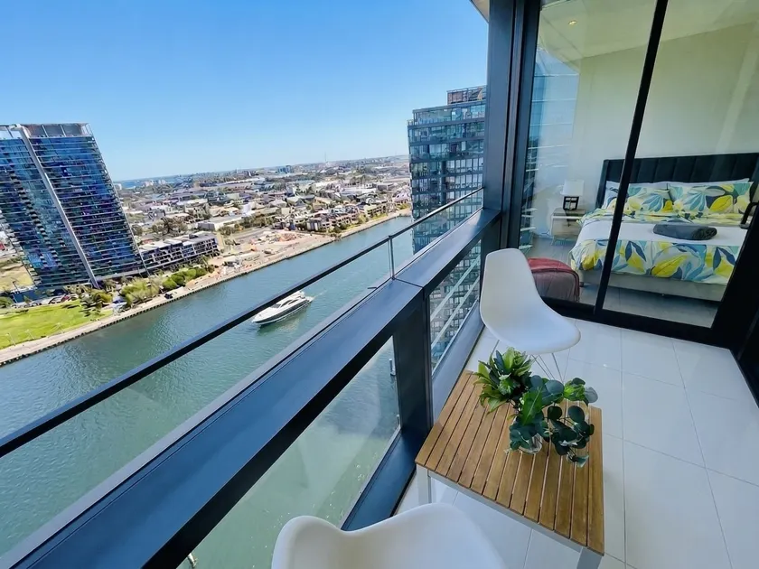 Amazing Waterfront 1B Dockland Balcony/Pool/CarPK - Image 1