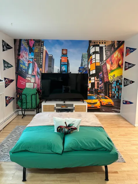 Cozy 1-Bedroom with NYC vibes near UBS Arena - Image 1