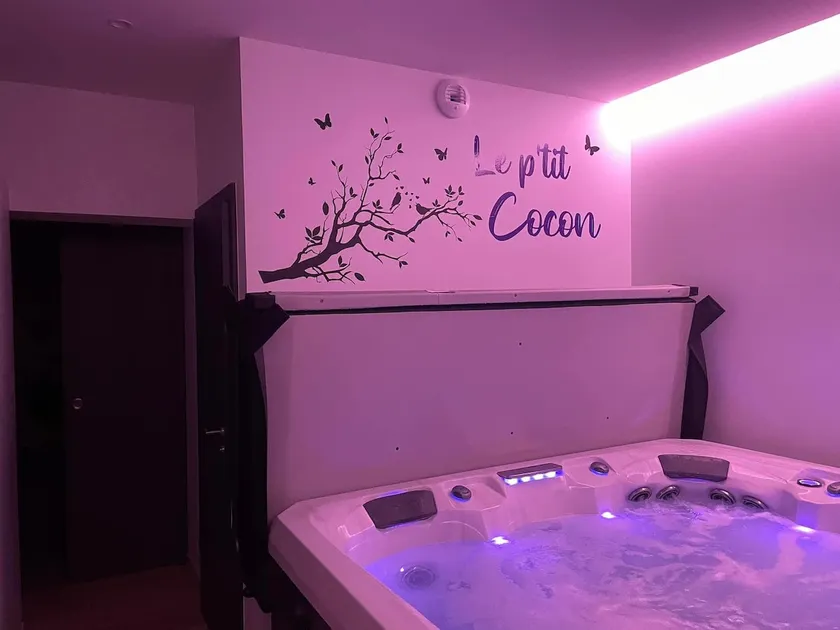 Private hot tub/ Parking/ Netflix/ Quiet location - Image 1