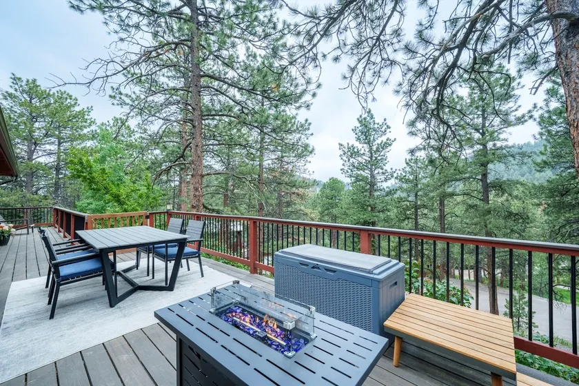Luxury Vintage Mountain Escape w/ Hot Tub - Image 1