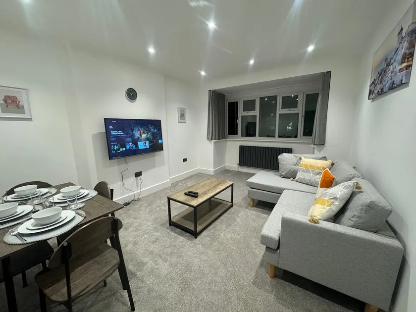 Modern 3bed, Garden, Surbiton St - Image 1