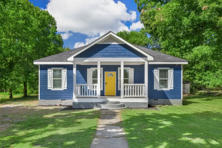 NEW LISTING“The Blue Farm House” - Image 1