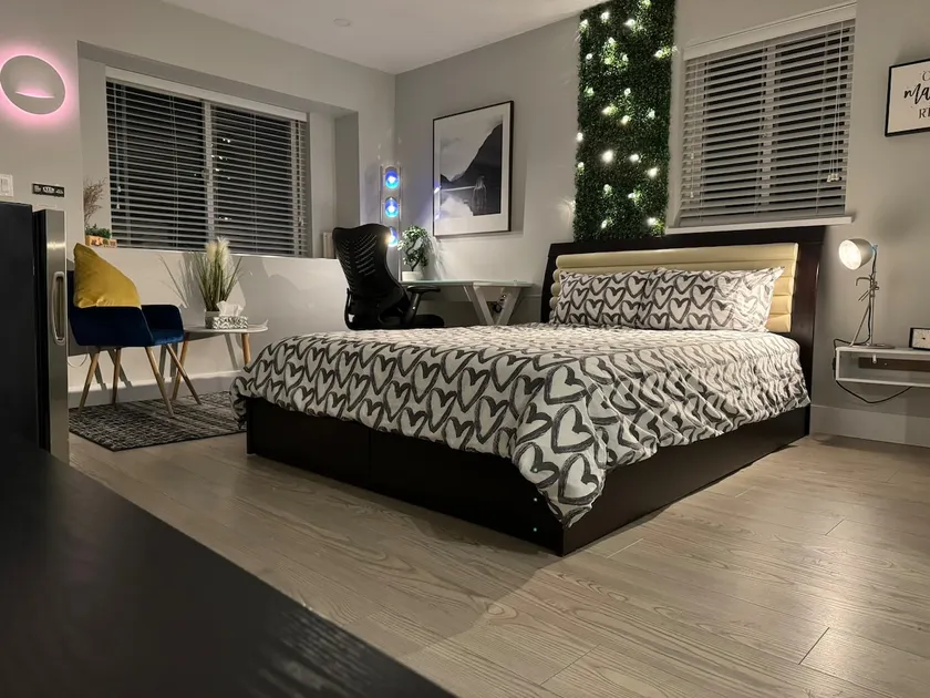 Private Bright Suite | FIVE mins Walk to Skytrain! - Image 1