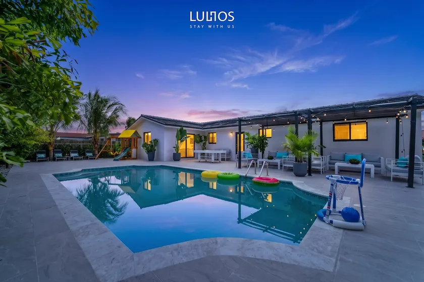 Modern 5BR Retreat • Court & Games • Pool_BBQ - Image 1