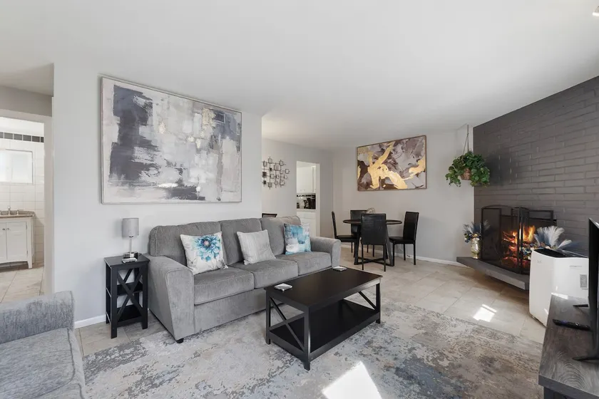 Trendy 2 bedroom Oasis with TV's in the rooms - Image 1