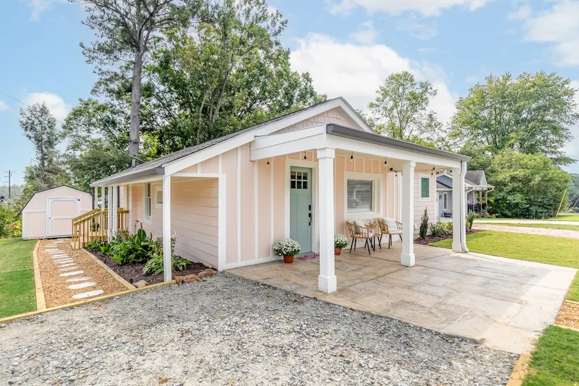 Falcons /Downtown Flowery Branch-The Peach Pad! - Image 1