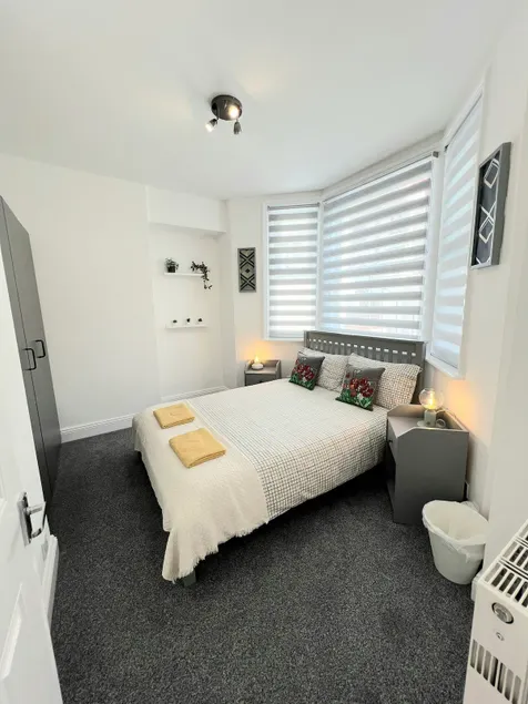 Cosy Central 2 En-suite Bedrooms Apartment - Image 1