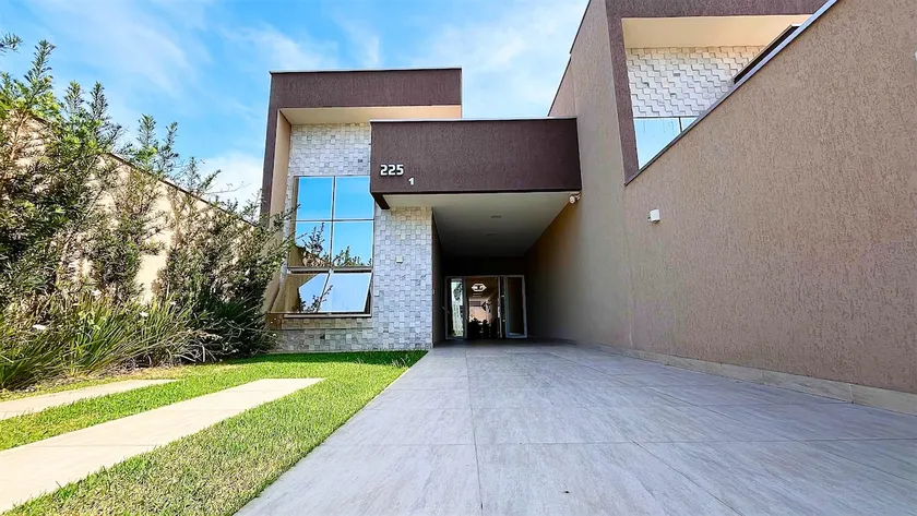 Modern House in Guaratuba - Image 1