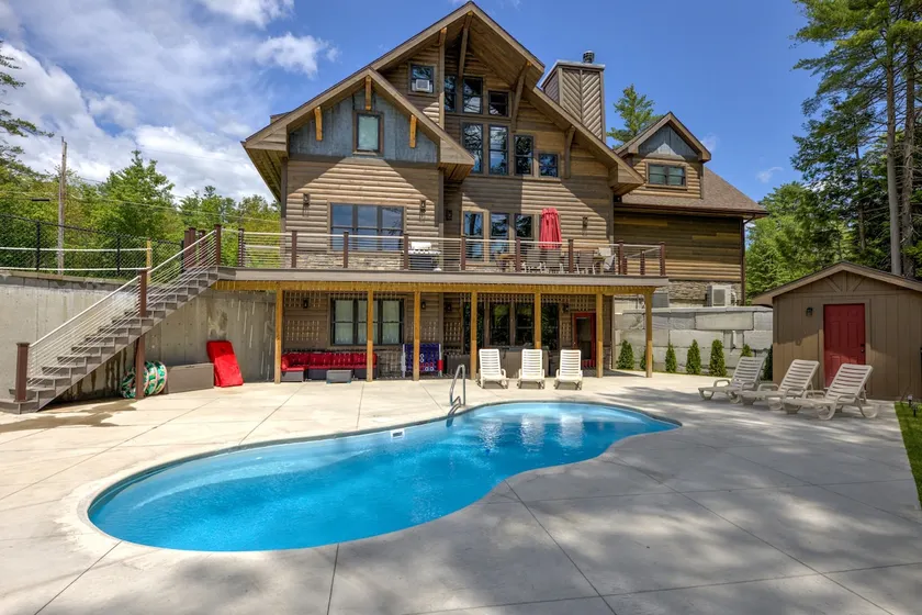 River bank lodge just minutes to Lake George with heated salt water pool - Image 1