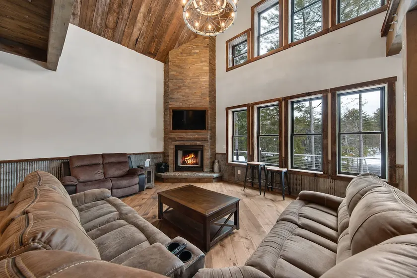 River bank lodge just minutes to Lake George with heated salt water pool - Image 1